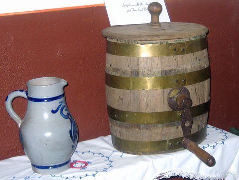 Milchkrug und Butterfass
