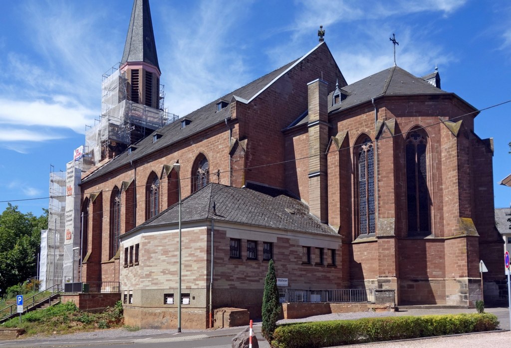 Lebacher Pfarrkirche mit eingerstetem Turm